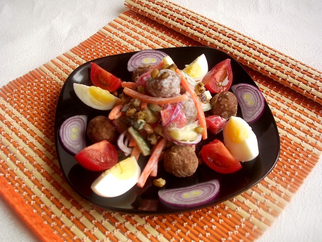 Фото к рецепту: Салат с машем и фрикадельками на восточный лад.