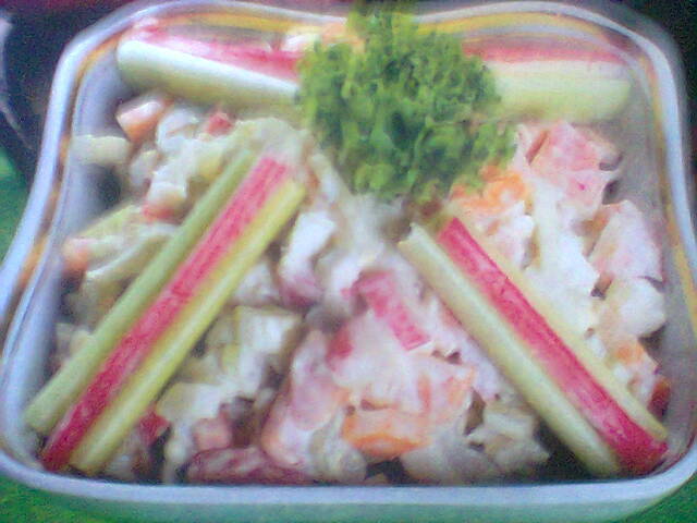 Фото к рецепту: Салат с кальмарами и корневым сельдереем