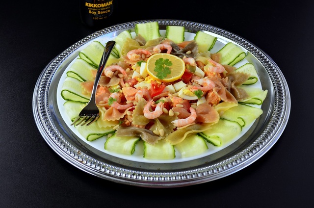 Фото к рецепту: Салат с паровым лососем