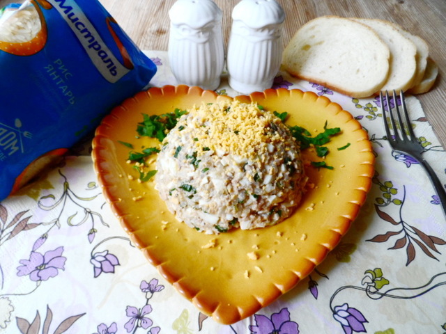 Фото к рецепту: Салат с рисом янтарь и печенью трески