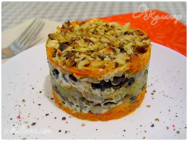 Фото к рецепту: Слоеный салат с морковью, грибами, черносливом и орехами