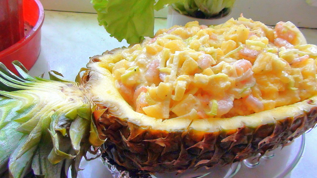 Фото к рецепту: Салат креветочный с ананасом, в ананасе :)