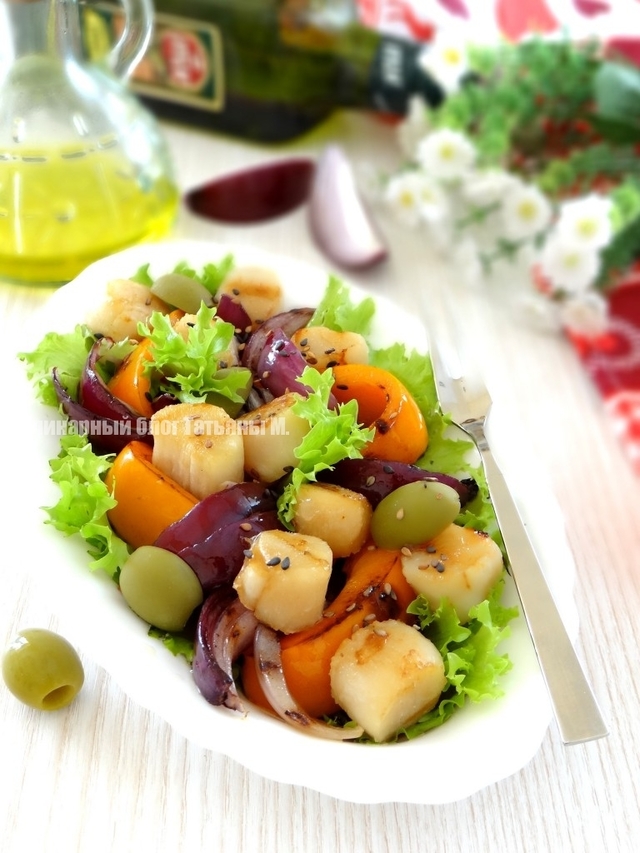 Фото к рецепту: Теплый салат-гриль из овощей с гребешками