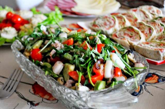 Фото к рецепту: Лёгкий салат из морского коктейля 