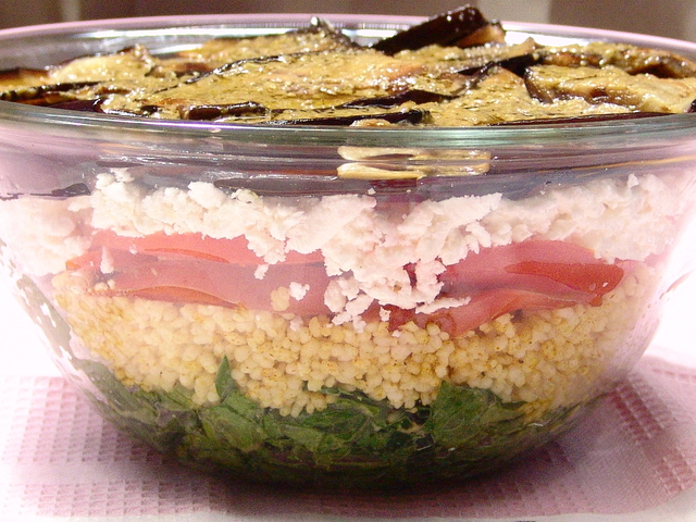 Фото к рецепту: Средиземноморский слоеный салат
