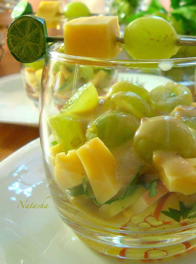 Фото к рецепту: Салат с сельдереем, виноградом и сыром в веррине
