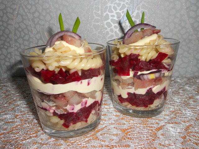 Фото к рецепту: Салат с фузилли borges, селёдкой и свеклой