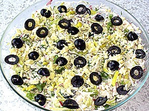 Фото к рецепту: Легкий салат из редиса с маслинами