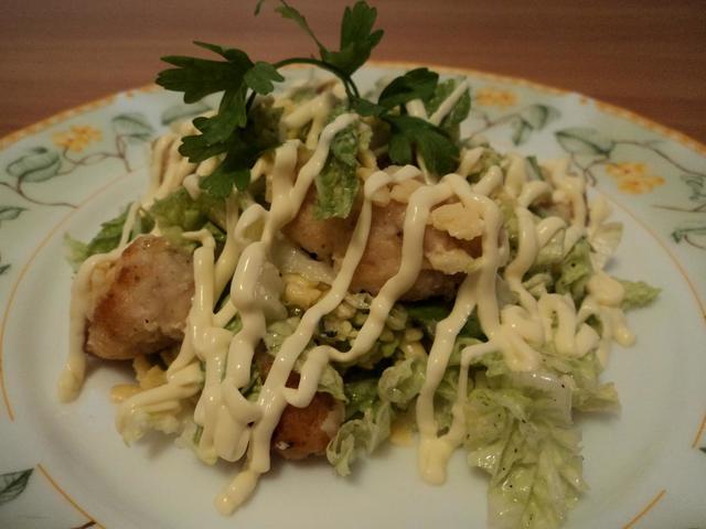 Фото к рецепту: Несложный салат с курицей.
