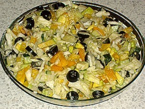 Фото к рецепту: Салат с капустой и маслинами
