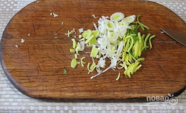 Салат с семгой и солеными огурцами - фото шаг 3