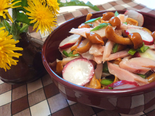 Фото к рецепту: Салат из копченой курицы с маринованными опятами