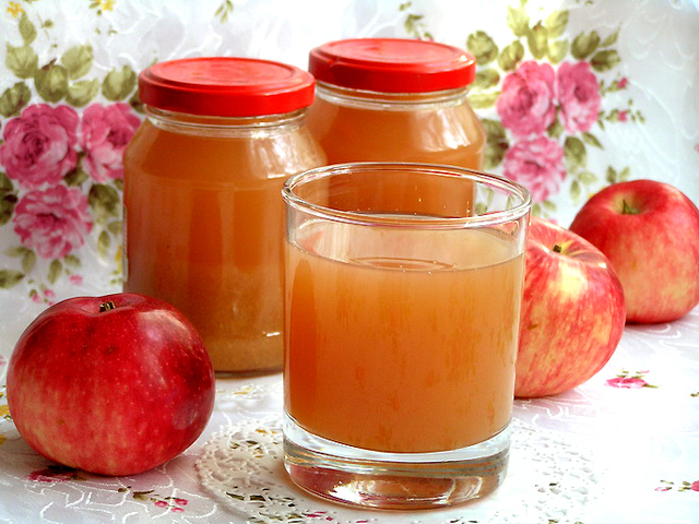 Фото к рецепту: Яблочный сок на зиму (в мультиварке)