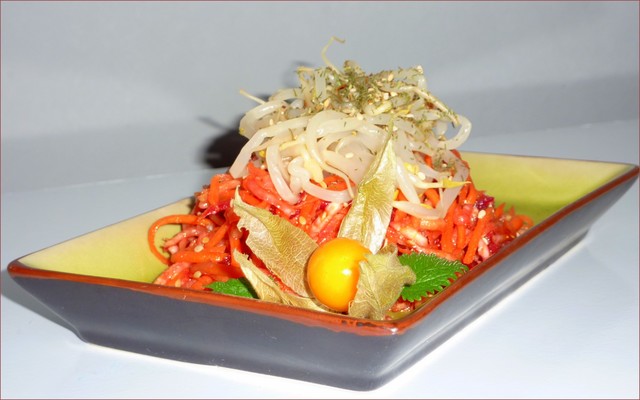 Фото к рецепту: Салат из свежих овощей, с проростками и кунжутом