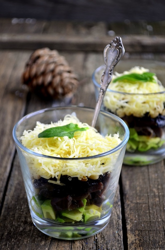 Фото к рецепту: Салат с авокадо, черносливом и сыром. 