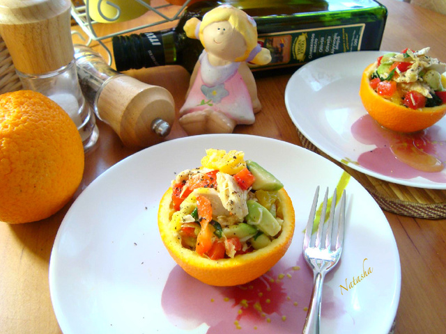 Фото к рецепту: Салат с курицей,авокадо и апельсином.