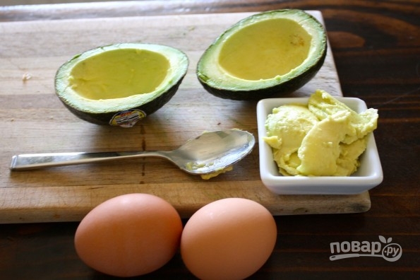 Яичница в авокадо (в духовке) - фото шаг 1