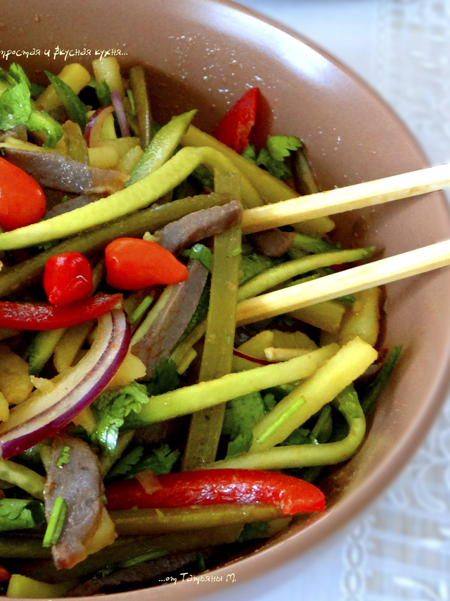Фото к рецепту: Азиатский салат с овощами и утиными желудками