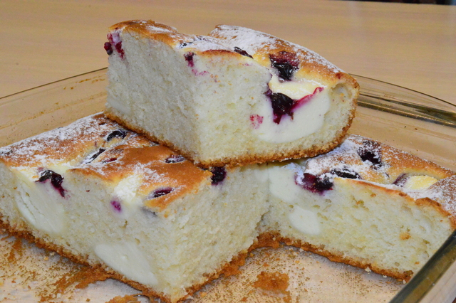 Фото к рецепту: Пирог с творогом и ягодами
