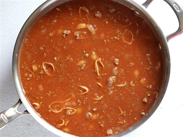 Ракушки с фаршем в томатном соусе - фото шаг 4