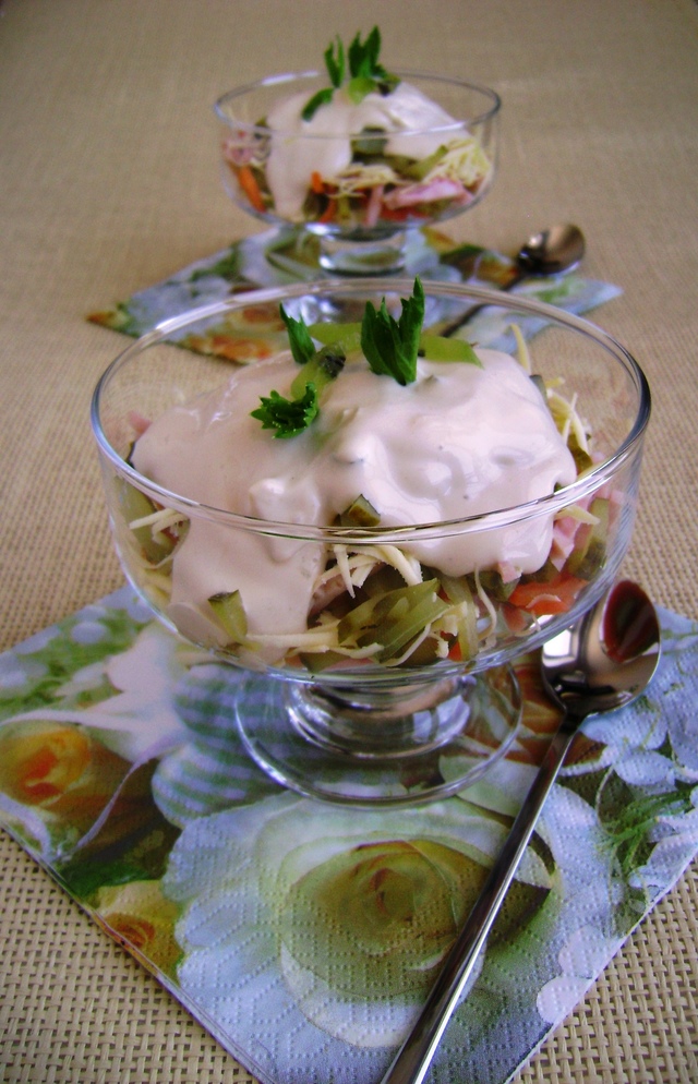 Фото к рецепту: Салат-коктейль с ветчиной и киви. тест-драйв с «окраиной»
