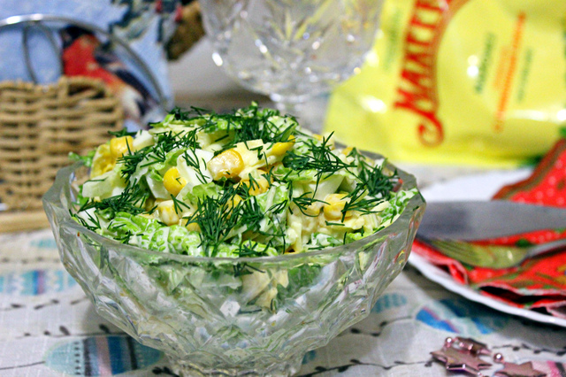 Фото к рецепту: Салат из пекинской капусты с сыром и кукурузой