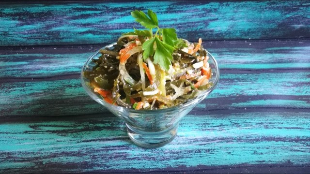 Фото к рецепту: Салат из морской капусты с яйцом