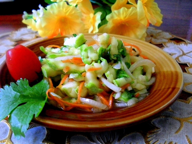 Фото к рецепту: Остренький салатик из молодых кабачков