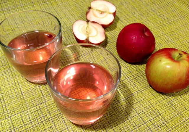 Фото к рецепту: Бруснично-яблочный компот