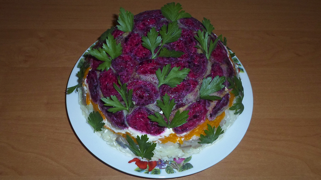 Фото к рецепту: Селедка под шубой. красивый, вкусный, праздничный салат!