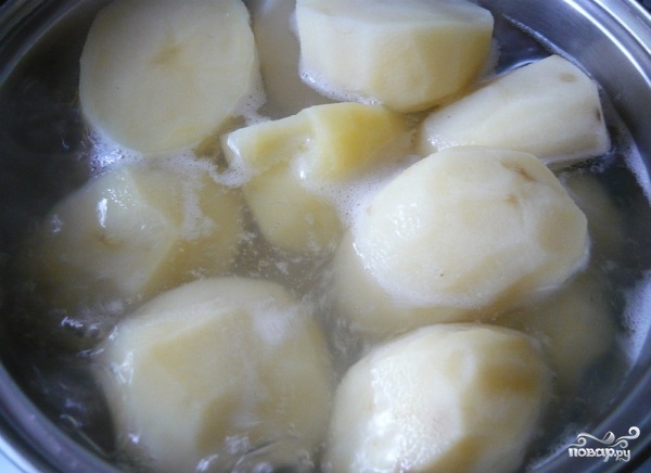 Картофельная запеканка с тушенкой в духовке - фото шаг 1