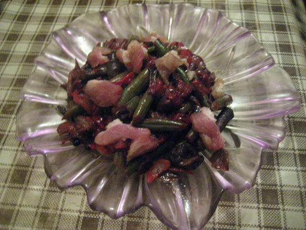 Фото к рецепту: Салат с грибами и вишней ларчик-плиз 