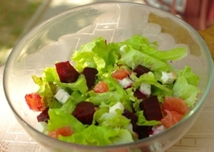 Фото к рецепту: Салат с голубым сыром, свеклой и грейпфрутом