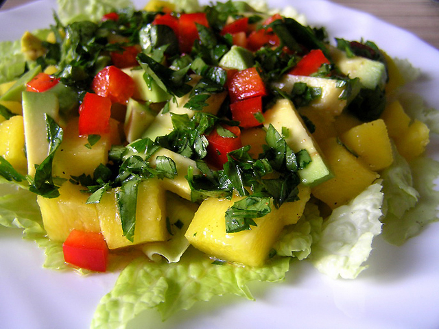 Фото к рецепту: Салат с манго и авокадо в пикантной заправке