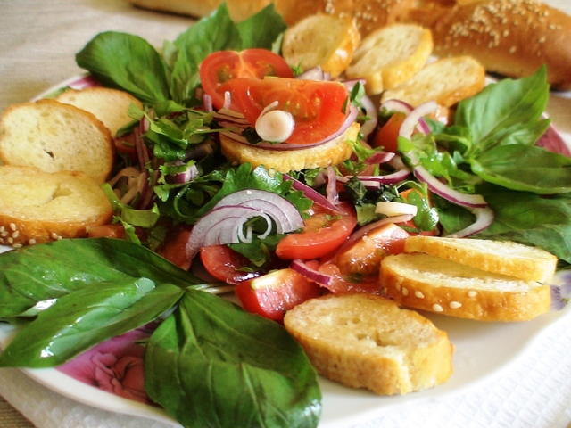 Фото к рецепту: Салат из помидоров с багетом
