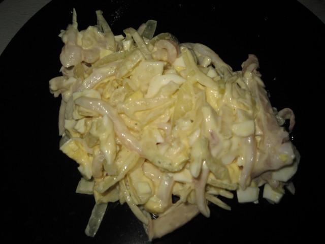 Фото к рецепту: Салат с кальмаром (секрет приготовление кальмара)