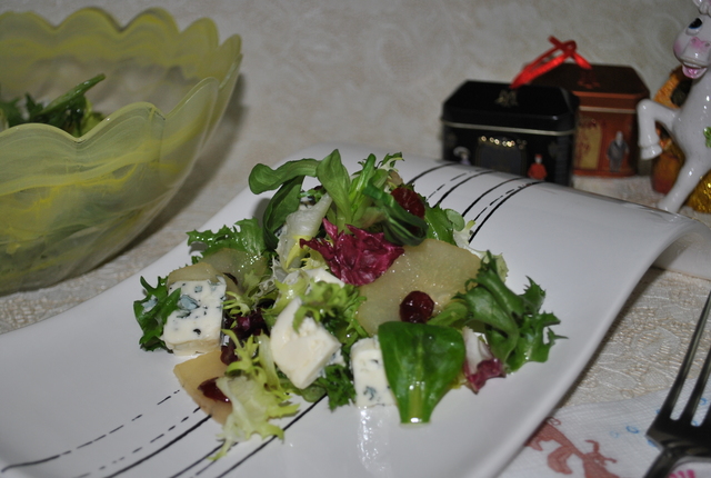 Фото к рецепту: Салат с карамелизированной грушей, сыром и клюквой