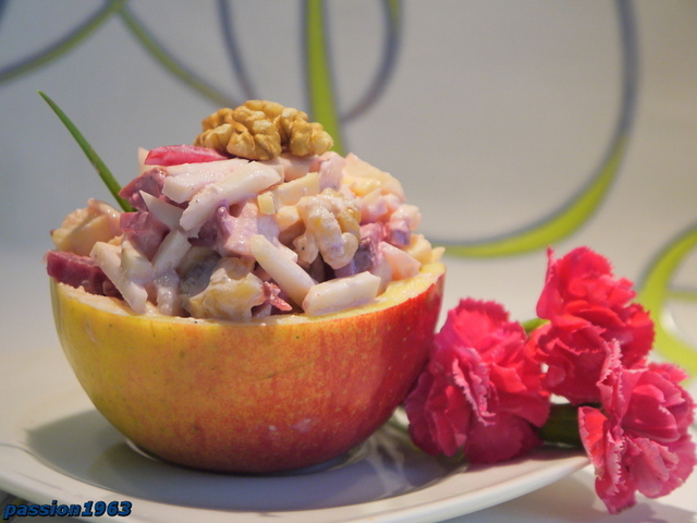 Фото к рецепту: Салат «яблоко соблазна» (вариации на тему салата вальдорф) в подарок вике jamiroquai