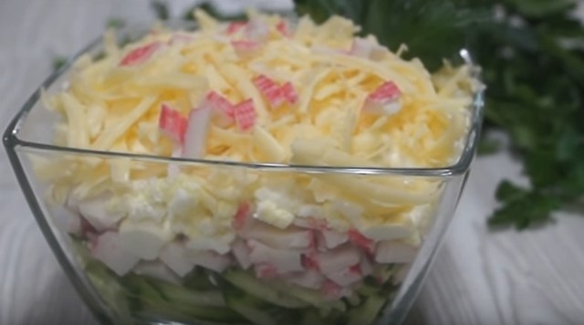 Фото к рецепту: Крабовый слоеный салат