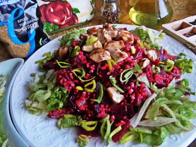 Фото к рецепту: Свекольный салат с булгуром и жареным луком