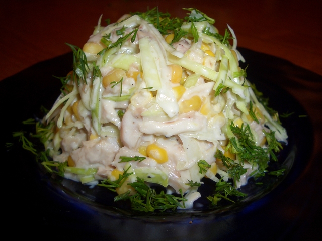 Фото к рецепту: Куриный салат с кукурузой и белокочанной капустой
