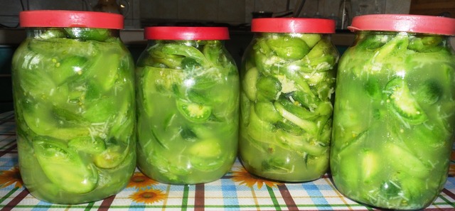 Фото к рецепту: Салат из зеленых помидоров и чеснока на зиму