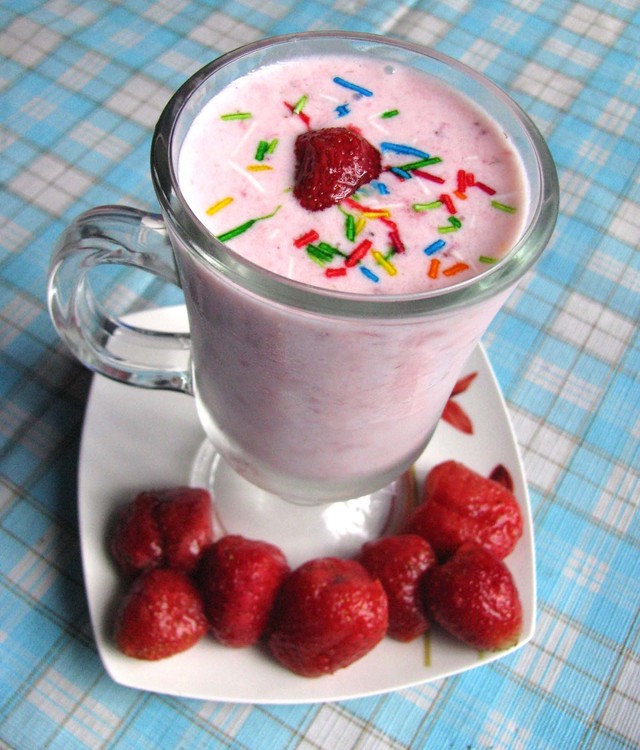 Фото к рецепту: Молочный коктейль ягодка моя 