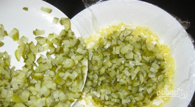 Салат из соленых огурцов без майонеза - фото шаг 2