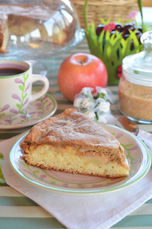 Бисквитный пирог с яблоками и халвой
