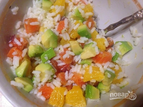 Салат из риса с лососем, авокадо и апельсином - фото шаг 4