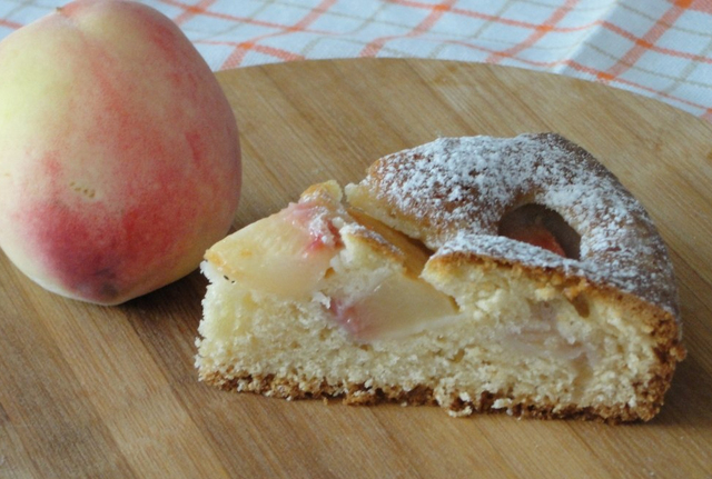 Фото к рецепту: Пирог с персиками (нектаринами)