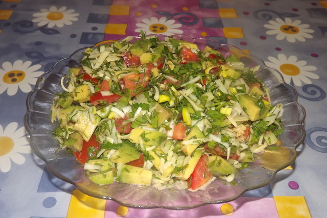 Фото к рецепту: Салат с авокадо и пармезаном.