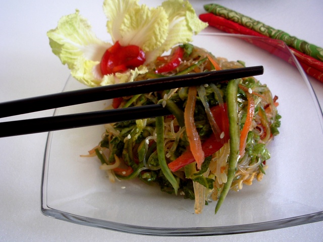 Фото к рецепту: Овощной салатик с ростками фасоли в китайском стиле. 