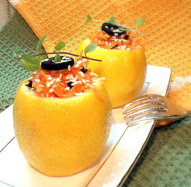 Фото к рецепту: Лимоны с салатом из моркови с чесноком и маслинами.